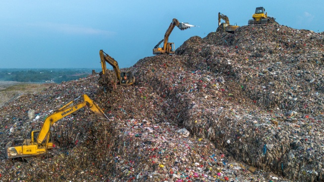 Sejumlah alat berat eskavator memindahkan sampah di Tempat Pembuangan Sampah Terpadu Bantargebang, Cikiwul, Bekasi, Jawa Barat, Senin (11/5/2026). [ANTARA FOTO/Darryl Ramadhan/wsj]