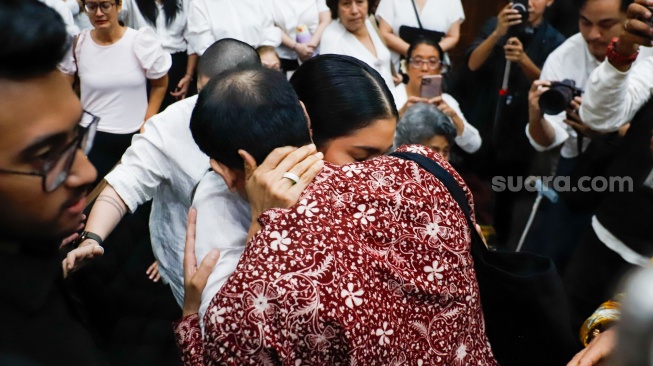 Terdakwa kasus dugaan korupsi pengadaan Chromebook dalam program digitalisasi pendidikan di Kemendikbudristek Nadiem Makarim memeluk istrinya Franka Franklin usai menjalani sidang lanjutan di Pengadilan Tipikor, Jakarta, Rabu (13/5/2026). [Suara.com/Alfian Winanto]