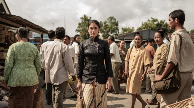Dian Satro dalam Gadis Kretek ikut mempopulerkan kembali kebaya janggan serta meningkatkan minat wisata dalam The Netflix Effect. [Netflix]