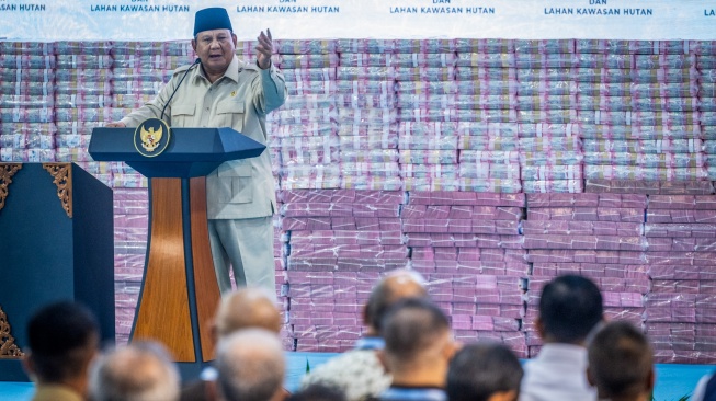 Presiden Prabowo Subianto memberikan sambutan pada kegiatan penyerahan denda administratif dan lahan kawasan hutan di Kejaksaan Agung, Jakarta, Rabu (13/5/2026). [ANTARA FOTO/Bayu Pratama S/tom]