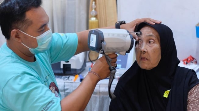 Pemeriksaan mata pasien peserta Program Operasi Katarak Gratis Tahun 2026  di Langen Palikrama, Sidoarjo. (Dok: Pegadaian)