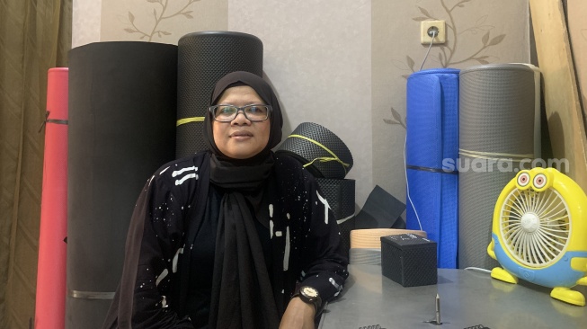 Owner brand sandal asal Yogyakarta Tatag, Fitri Ariyani, saat ditemui dikediamannya. (Suara.com/Irwan Febri)