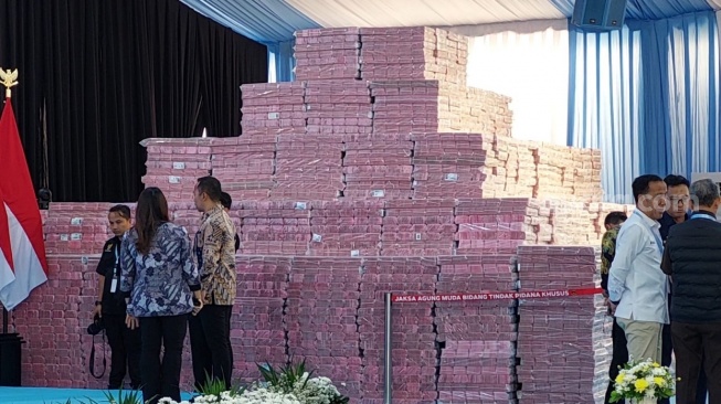Kejagung Pamerkan Tumpukan Uang Rp10,2 Triliun Setinggi 2 Meter Hasil Denda Kehutanan