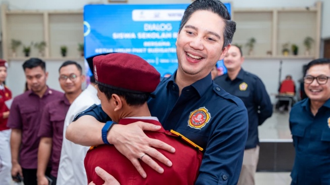 Ketua Umum Pengurus Nasional Karang Taruna (PNKT) G Budisatrio Djiwandono memeluk salah satu siswa Sekolah Rakyat. (Dok: Kemensos)