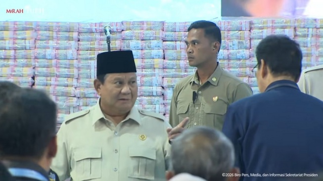 Momen Prabowo Tatap dan Tunjuk Menkeu Purbaya di Depan Gunungan Uang Rp10 Triliun