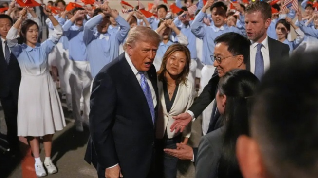 Senyum-senyum Donald Trump Tiba di Beijing Disambut Nyanyian 300 Remaja China