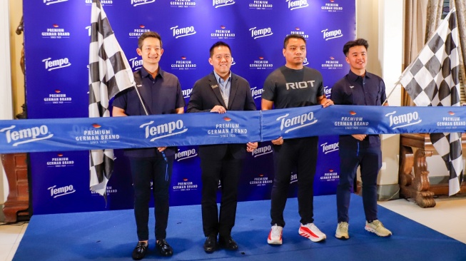 (dari kiri ke kanan) Head Marketing PT Vinda International Indonesia, Andrew Soendjojo, Country Head PT Vinda International Indonesia, Abraham Nandiwardhana, perwakilan RIOT Indonesia Agung Triyudanta dan Brand Manager Tempo PT Vinda International Indonesia, Kevin Juanito saat peluncuran program Road to Berlin Marathon 2026 oleh Tempo Tisu di Jakarata, Selasa (12/5/2025). [Suara.com/Alfian Winanto]
