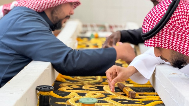 Pekerja menyulam kain kiswah dengan benang emas di King Abdulaziz Complex, Kota Makkah, Arab Saudi, Selasa (12/5/2026). [ANTARA FOTO/Citro Atmoko/app/kye]