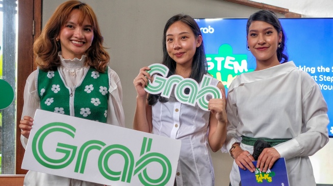 Sabrina Anggraini, Kreator Konten, Wirausaha (kiri), dan Alumni MIT bersama dengan Gabriella Kawilarang, Principal Product Manager, Grab Indonesia (tengah) saat berlangsungnya sesi talkshow pada acara STEM Talks yang mengusung tema “Cracking the STEM World: From First 
Steps to Finding Your Place” di Dia.Lo.Gue, Jakarta, (8/5/2026). [handout]