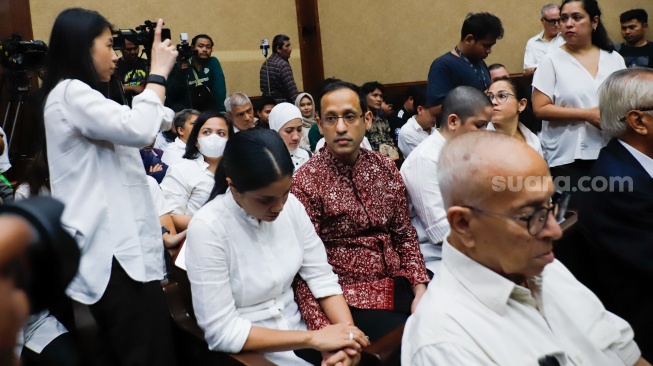 Terdakwa kasus dugaan korupsi pengadaan Chromebook dalam program digitalisasi pendidikan di Kemendikbudristek Nadiem Makarim (tengah) saat akan menjalani sidang lanjutan di Pengadilan Tipikor, Jakarta, Rabu (13/5/2026). [Suara.com/Alfian Winanto]