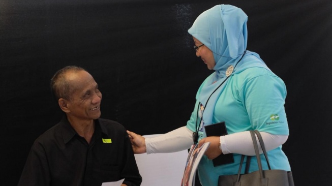 PT Pegadaian menggandeng Klinik Pratama Pegadaian Permata Surabaya dan John Fawcett Foundation (JFF) dalam memberikan layanan kesehatan bagi penderita katarak yang memiliki keterbatasan akses layanan kesehatan.(Dok: Pegadaian)