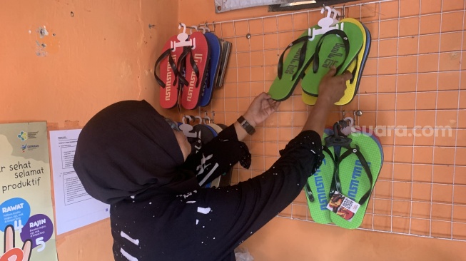 Owner brand sandal asal Yogyakarta Tatag, Fitri Ariyani, saat ditemui dikediamannya. (Suara.com/Irwan Febri)