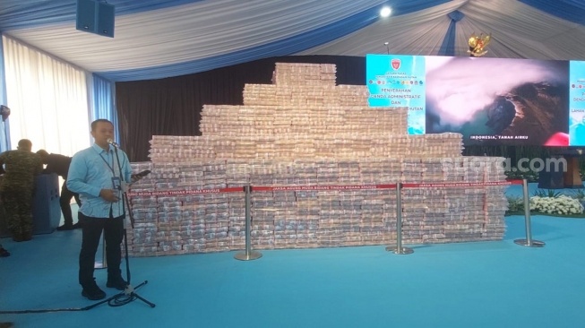 Kejagung Pamerkan Tumpukan Uang Rp10,2 Triliun Setinggi 2 Meter Hasil Denda Kehutanan. (Suara.com/Faqih)