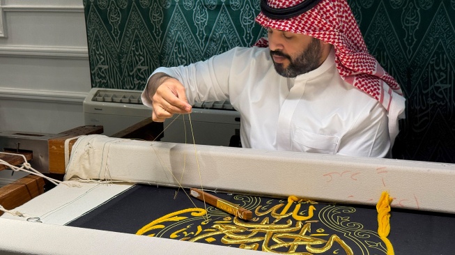 Pekerja menyulam kain kiswah dengan benang emas di King Abdulaziz Complex, Kota Makkah, Arab Saudi, Selasa (12/5/2026). [ANTARA FOTO/Citro Atmoko/app/kye]