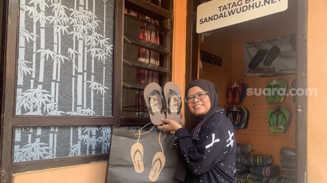 Dari Sedekah Muncul Ide Usaha, Sandal Produksi Rumahan Ini Kini Tembus Pasar Nasional