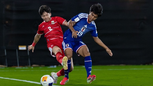 Timnas Indonesia U-17 kalah 1-3 dari Jepang dan tersingkir dari Piala Asia U-17 2026. AFC menyoroti dominasi lawan sepanjang laga di Arab Saudi. [AFC]