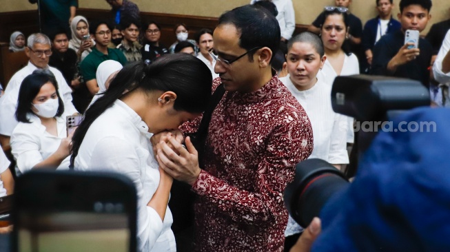 Terdakwa kasus dugaan korupsi pengadaan Chromebook dalam program digitalisasi pendidikan di Kemendikbudristek Nadiem Makarim mencium istrinya Franka Makarim saat akan menjalani sidang lanjutan di Pengadilan Tipikor, Jakarta, Rabu (13/5/2026). [Suara.com/Alfian Winanto]