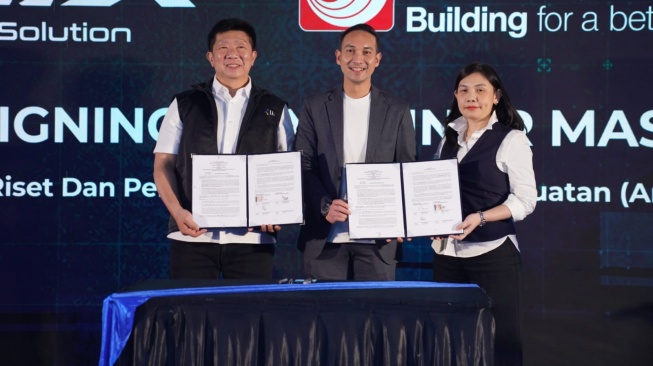 CEO Digital Tech Ecosystem and Development Sinar Mas Land, Irawan Harahap dan CEO & Presiden Direktur PT ASIX Indonesia Cerdas, Andrie Tjioe usai penandatanganan MoU. [Istimewa]