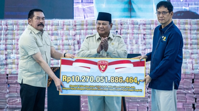 Presiden Prabowo Subianto (tengah) menyaksikan Jaksa Agung ST Burhanuddin (kiri) menyerahkan secara simbolis uang hasil penagihan denda administratif kepada Menteri Keuangan Purbaya Yudhi Sadewa (kanan) pada kegiatan penyerahan denda administratif dan lahan kawasan hutan di Kejaksaan Agung, Jakarta, Rabu (13/5/2026). [ANTARA FOTO/Bayu Pratama S/tom]