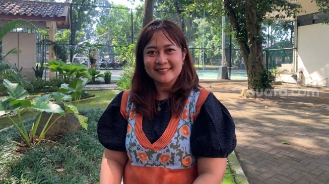 Dosen ekonomi Universitas Sanata Dharma, Devi Farmasita, saat ditemui di kampus pusat. (Suara.com/Irwan Febri)
