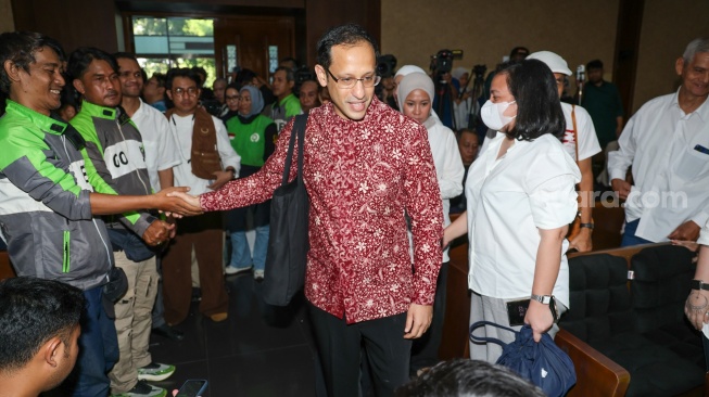 Terdakwa kasus dugaan korupsi pengadaan Chromebook dalam program digitalisasi pendidikan di Kemendikbudristek Nadiem Makarim (tengah) saat akan menjalani sidang lanjutan di Pengadilan Tipikor, Jakarta, Rabu (13/5/2026). [Suara.com/Alfian Winanto]