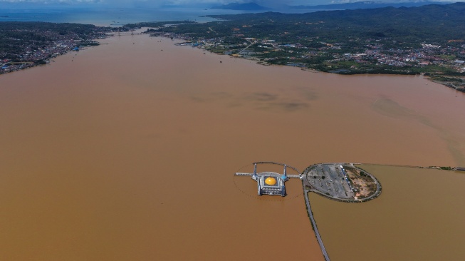 Foto udara kondisi air berwarna cokelat keruh di Teluk Kendari, Kota Kendari, Sulawesi Tenggara, Rabu (13/5/2026). [ANTARA FOTO/Andry Denisah/agr]