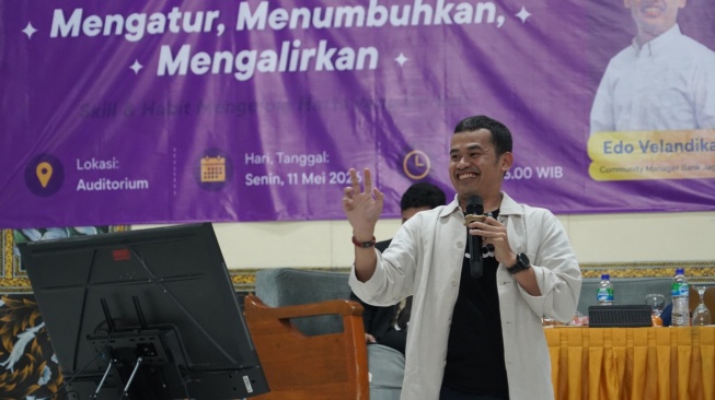 Head of Sharia Partnership Business Bank Jago Agung Lesmana memberikan penjelasan di sela-sela kegiatan literasi keuangan syariah, yang mengangkat tema “Skill & Habit Mengelola Harta yang Berkah” di Magelang, Senin (11/5/2026). [Handout]