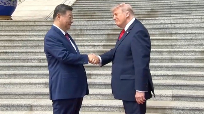 Bisik-bisik Trump Saat Salaman Erat dengan Xi Jinping, Pakar Etika Bilang Begini