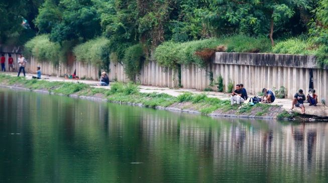 Warga beraktivitas di Waduk Melati, Jakarta, Kamis (14/5/2026). [Suara.com/Alfian Winanto]