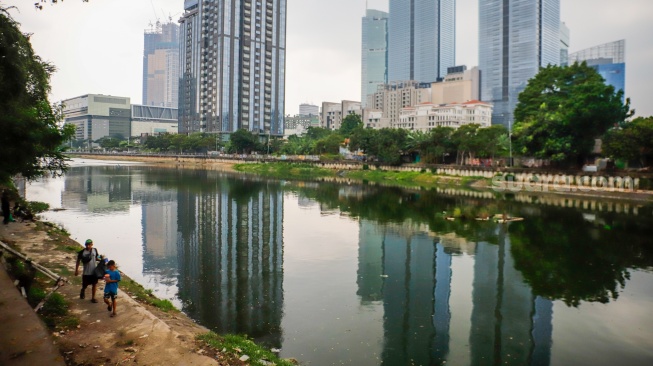 Warga beraktivitas di Waduk Melati, Jakarta, Kamis (14/5/2026). [Suara.com/Alfian Winanto]