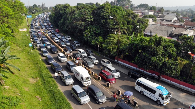 Foto udara kepadatan kendaraan di Jalan Raya Puncak, Gadog, Ciawi, Kabupaten Bogor, Jawa Barat, Kamis (14/5/2026). [ANTARA FOTO/Yulius Satria Wijaya/bar]