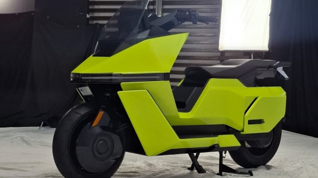 Motor listrik Omoway OMO-X mulai dipasarkanxdi Indonessia dengan menawarkan kenyamanan berkendara. [SUARA.COM/Manuel Jeghesta]
