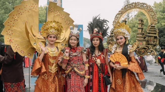 Bangga, Kostum Bali dan Padang Buatan Desainer Cilik Indonesia Melenggang di Jepang!