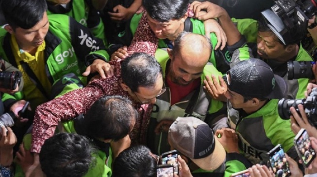 Momen Haru Nadiem Makarim Peluk Pasukan Ojol Usai Dituntut 18 Tahun Bui: Tuhan Tidak Diam