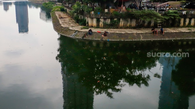 Warga beraktivitas di Waduk Melati, Jakarta, Kamis (14/5/2026). [Suara.com/Alfian Winanto]
