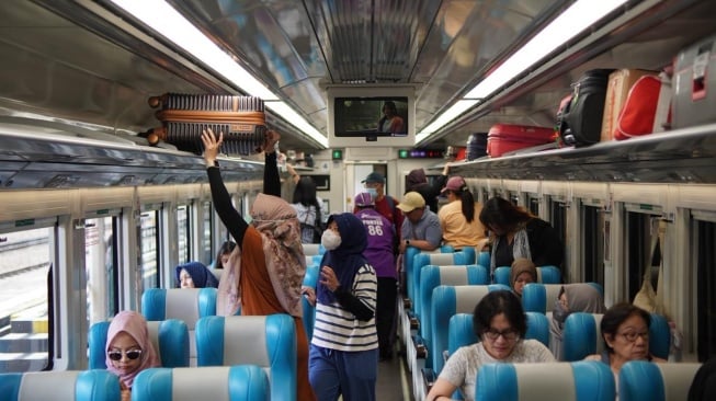 Penumpang memadati stasiun wilayah Daop 6 Yogyakarta pada Libur Nasional Peringatan Kenaikan Yesus Kristus, Kamis (14/5/2026). (dok: KAI).