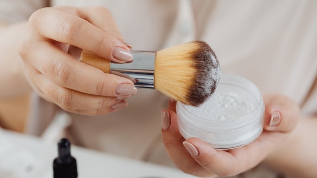 Bedak Tabur Apa yang di Bawah Rp50 Ribu? Ini 5 Rekomendasi Produk Lokal yang Awet