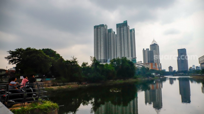 Warga beraktivitas di Waduk Melati, Jakarta, Kamis (14/5/2026). [Suara.com/Alfian Winanto]