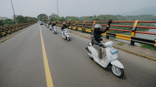 Ketangguhan Motor Listrik Yadea Diuji Jalur Ekstrem Puncak Tanpa Isi Ulang Baterai