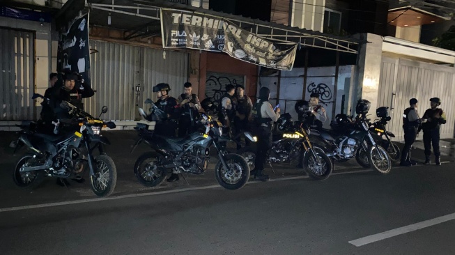 Tim gabungan dari Batalyon B Pelopor Satbrimob Polda Metro Jaya dan Perintis Presisi Polres Metro Jakarta Timur. [Polda Metro]