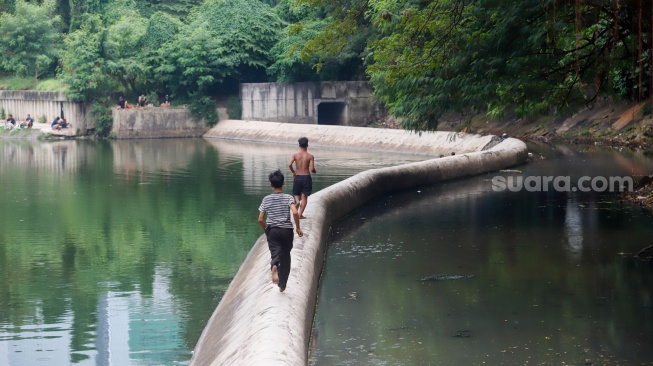 Warga beraktivitas di Waduk Melati, Jakarta, Kamis (14/5/2026). [Suara.com/Alfian Winanto]