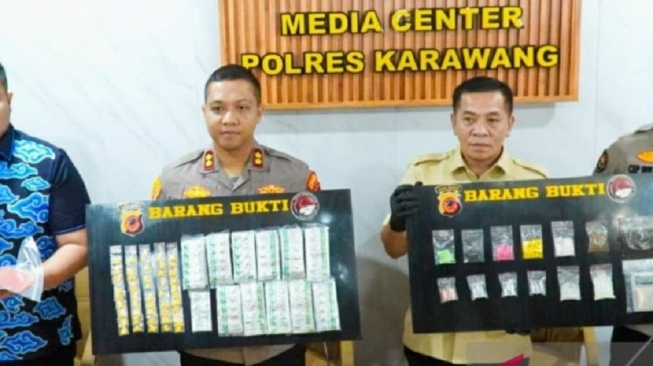 Kapolres Karawang AKBP Fiki Novian Ardiansyah dan Bupati Karawang Aep Syaepuloh menunjukkan barang bukti hasil pengungkapan kasus narkoba dan obat keras tertentu, di Karawang, Kamis (14/5/2026). ANTARA/Ali Khumaini