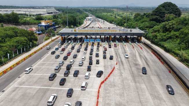 Kendaraan mulai memadati jalan tol saat libur panjang. [Dok Jasa Marga].