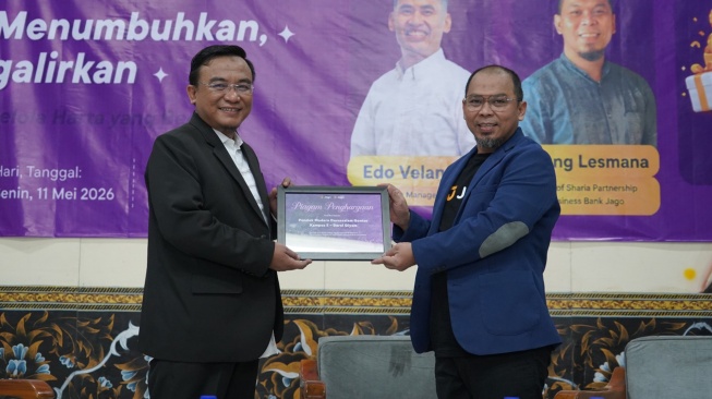 Wakil Pengasuh Gontor 5 Magelang  Imam Haryadi (kiri) menyerahkan cenderamata kepada Head of Sharia Partnership Business Bank Jago Agung Lesmana di sela-sela kegiatan literasi keuangan syariah, yang mengangkat tema “Skill & Habit Mengelola Harta yang Berkah” di Magelang, Senin (11/5/2026). [Handout]
