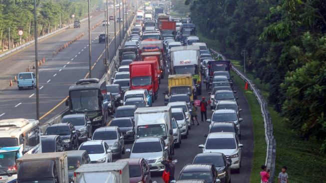 Sejumlah kendaraan terjebak kemacetan di Jalan Raya Puncak, Gadog, Ciawi, Kabupaten Bogor, Jawa Barat, Kamis (14/5/2026). [ANTARA FOTO/Yulius Satria Wijaya/bar]