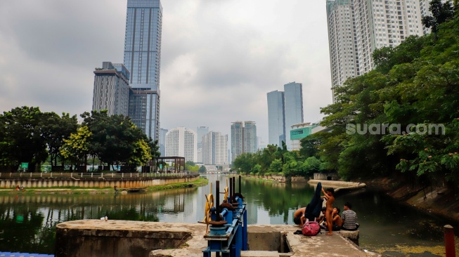 Warga beraktivitas di Waduk Melati, Jakarta, Kamis (14/5/2026). [Suara.com/Alfian Winanto]