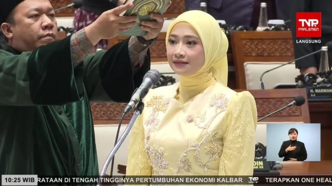 Pelantikan Adela Kanasya dalam Rapat Paripurna ke-18 Masa Persidangan V Tahun Sidang 2025-2026 di Kompleks Parlemen, Senayan, Jakarta, pada Selasa, 12 Mei 2026. (YouTube/DPR RI)