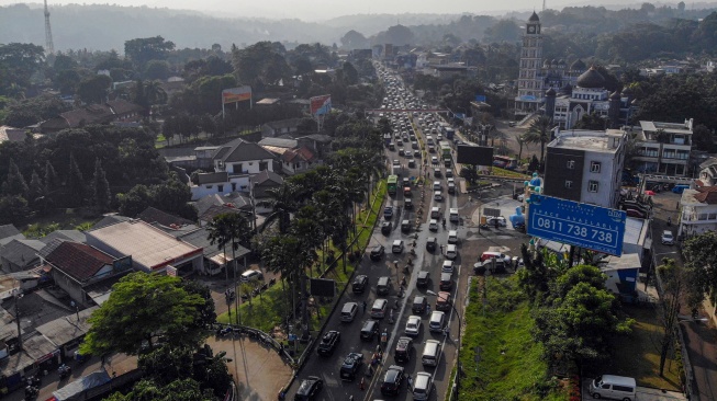 Foto udara kepadatan kendaraan di Jalan Raya Puncak, Gadog, Ciawi, Kabupaten Bogor, Jawa Barat, Kamis (14/5/2026). [ANTARA FOTO/Yulius Satria Wijaya/bar]