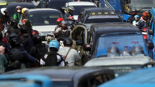 Sejumlah kendaraan terjebak kemacetan di Jalan Raya Puncak, Gadog, Ciawi, Kabupaten Bogor, Jawa Barat, Kamis (14/5/2026). [ANTARA FOTO/Yulius Satria Wijaya/bar]