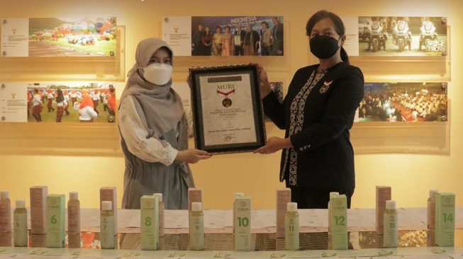 CEO band minyal telon Habbie, Novita Anggraeni, saat menerima penghargaan Rekor Muri pada 2022. (Dok. Habbie)